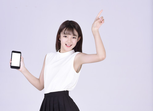 展示手機屏幕的女孩