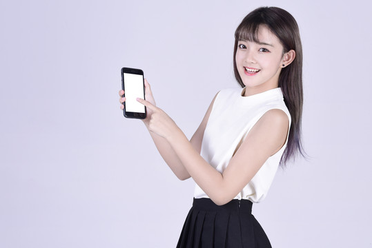 展示手機(jī)屏幕的女孩