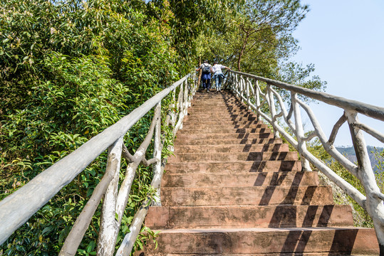 崖下庫風(fēng)景區(qū)陡峭的棧道
