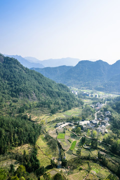 崖下庫(kù)風(fēng)景區(qū)俯瞰山村