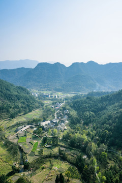 崖下庫風(fēng)景區(qū)俯瞰山村