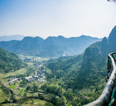 崖下庫(kù)風(fēng)景區(qū)俯瞰山村