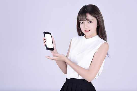 展示手機的女模特