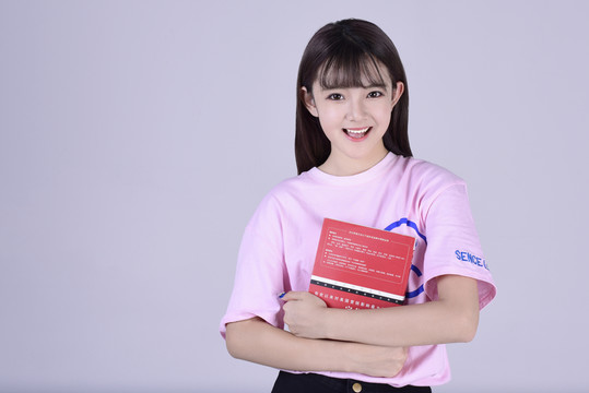 抱著書的女生