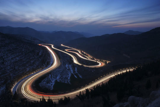 盤山路車軌光線