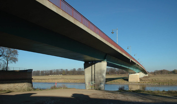 新的elbbrüCKE