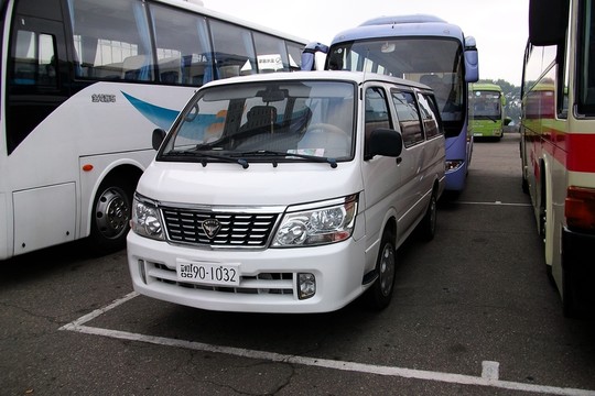 朝鮮國(guó)產(chǎn)和平牌面包車