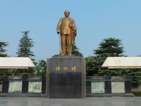 任弼時(shí)銅像