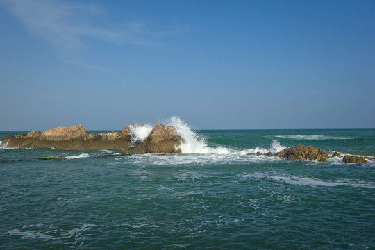 海洋礁石海浪