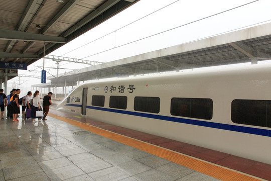 動車站臺 排隊(duì)上車