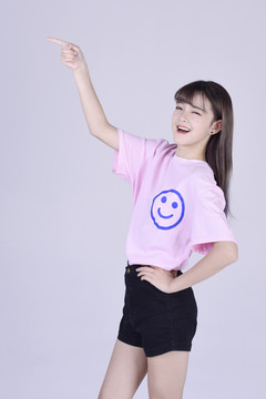 手指前方的平面廣告模特