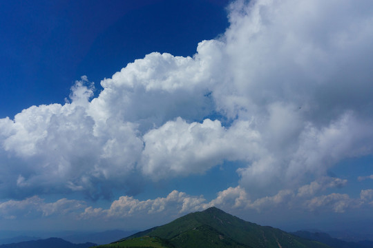 海坨山徒步露營藍(lán)天白云