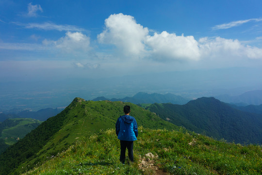 海坨山徒步露營(yíng)藍(lán)天白云