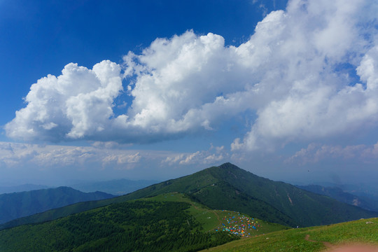 海坨山徒步露營(yíng)藍(lán)天白云