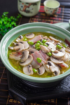 臘味滑菇煲