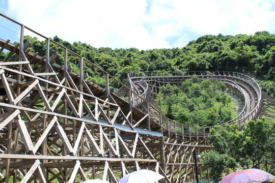 過(guò)山車 軌道 木質(zhì)過(guò)山車