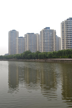 河畔樓房