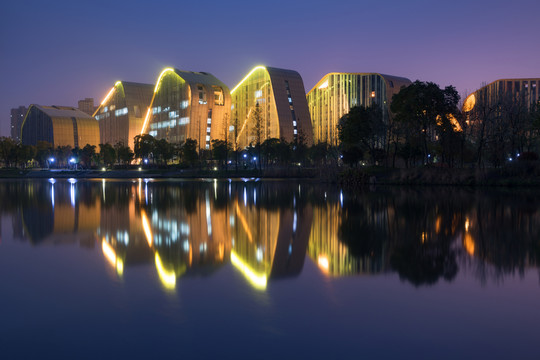 杭州白馬湖國(guó)際會(huì)展中心夜景