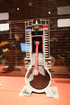 四沖程發(fā)動機(jī)