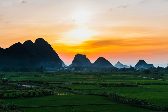 夕陽下的山川田園