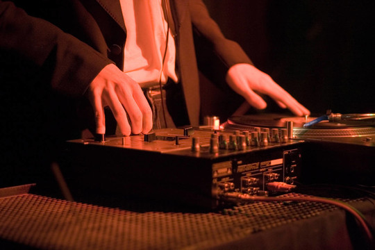 DJ