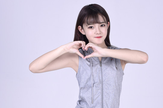 做心形手勢的女孩
