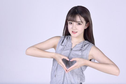 做心形手勢的女孩