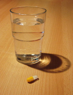 膠囊和水