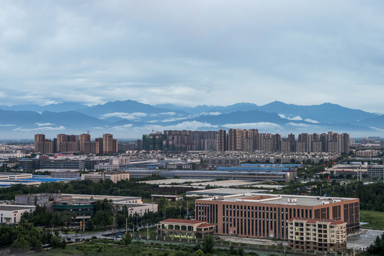 群山下的城市