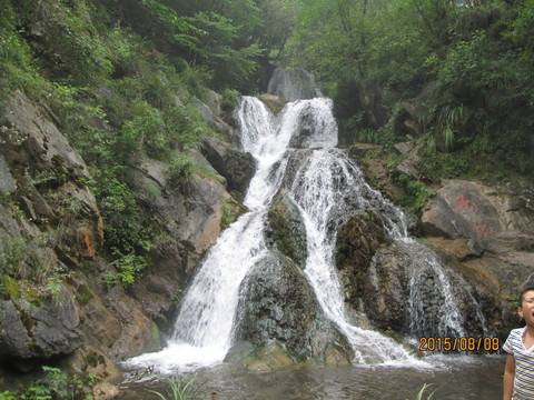 落瀑激流水花揚(yáng)