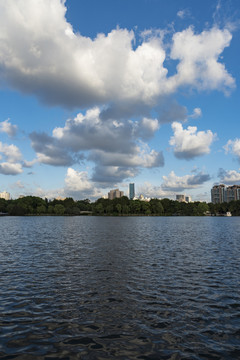城市河畔