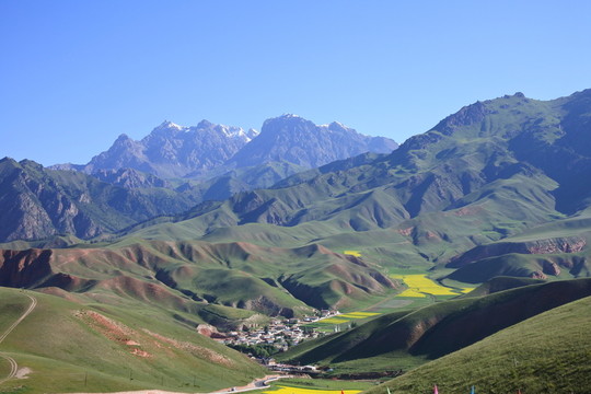 青藏高原上的群山