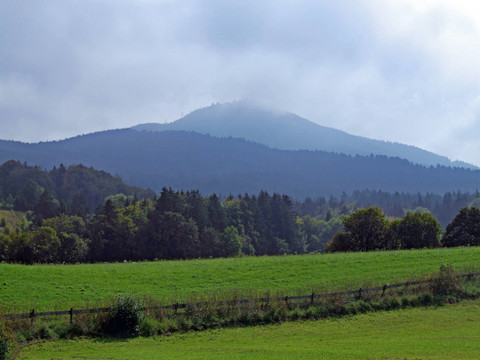 云遮住了山。