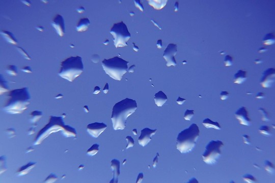 水滴在玻璃上