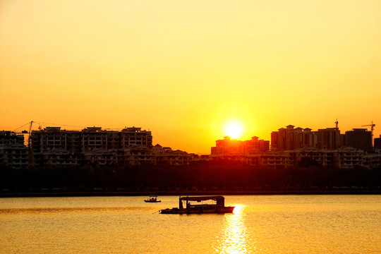 夕陽泛舟