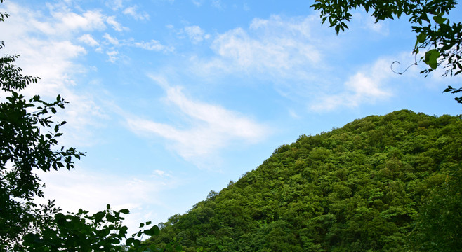 綠色山嶺和藍(lán)天