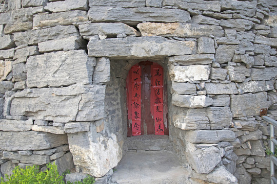 山寨的石頭門(mén)洞