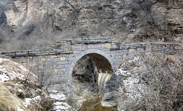 河流上的石拱橋