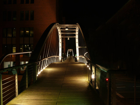 在Speicherstadt橋
