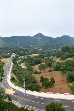新鋪設(shè)的盤山道路