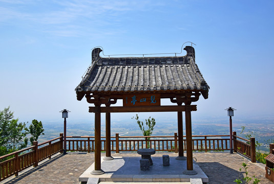 山頂仿古涼亭