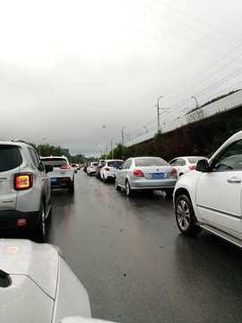 雨中排隊等候的車輛