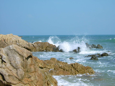 多巖石的海岸