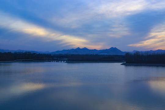 晚霞湖泊