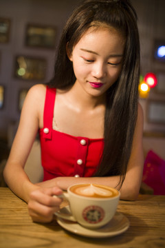 喝咖啡的美女
