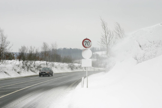 暴風(fēng)雪中的汽車(chē)