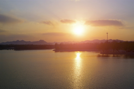 唯美湖景晚霞