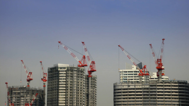 橫濱日本摩天大樓上的建筑起重機(jī)