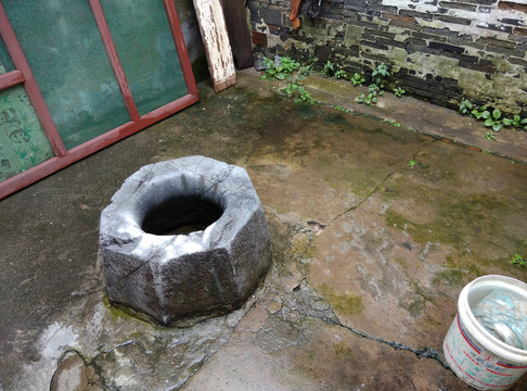 古老弄堂水井