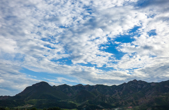 藍(lán)天白云山峰